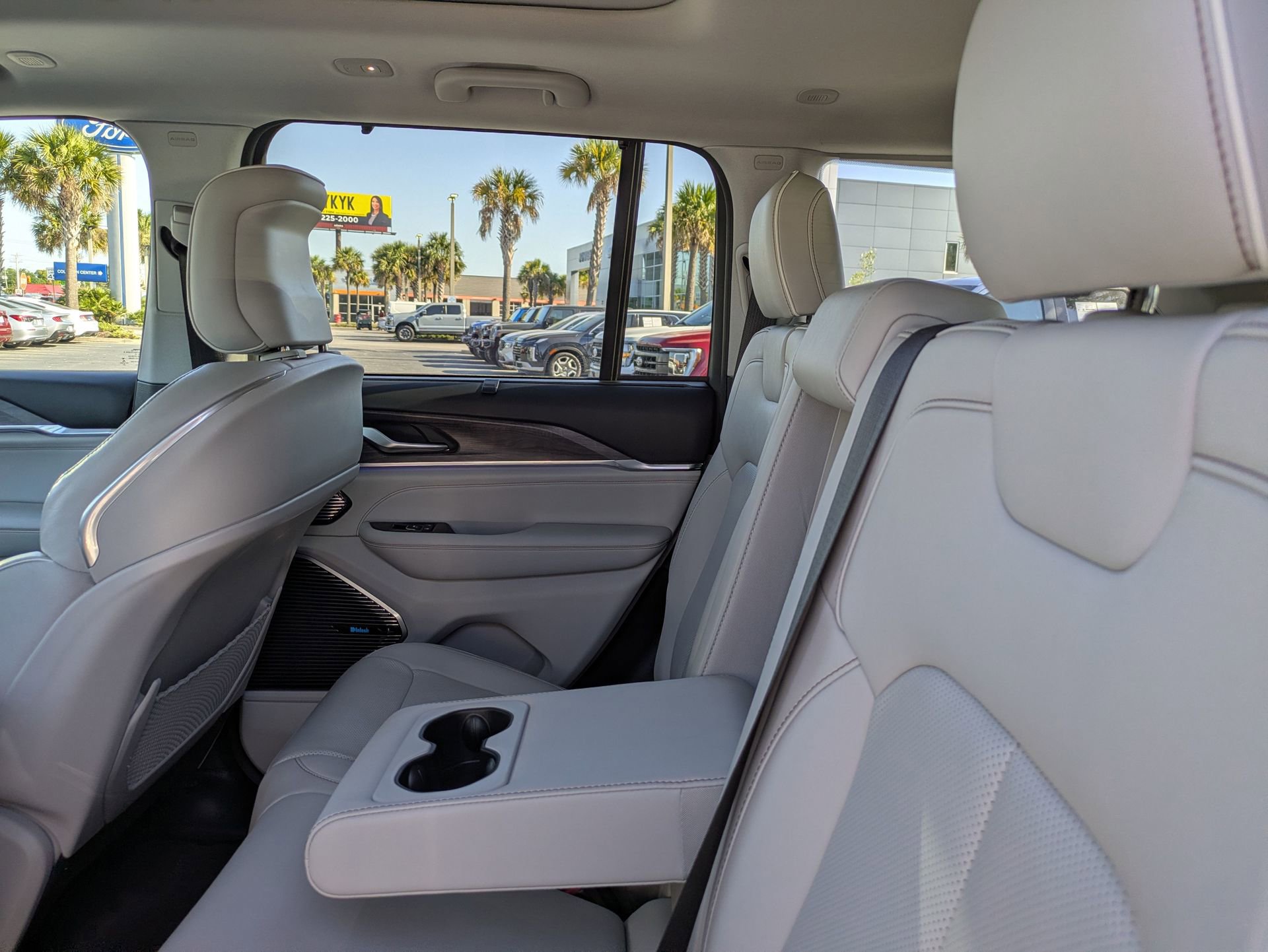 Used 2022 Jeep Grand Cherokee Overland w/ Luxury Tech Group IV image 17