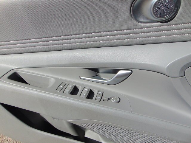 Used 2025 Hyundai Elantra SEL FWD image 20