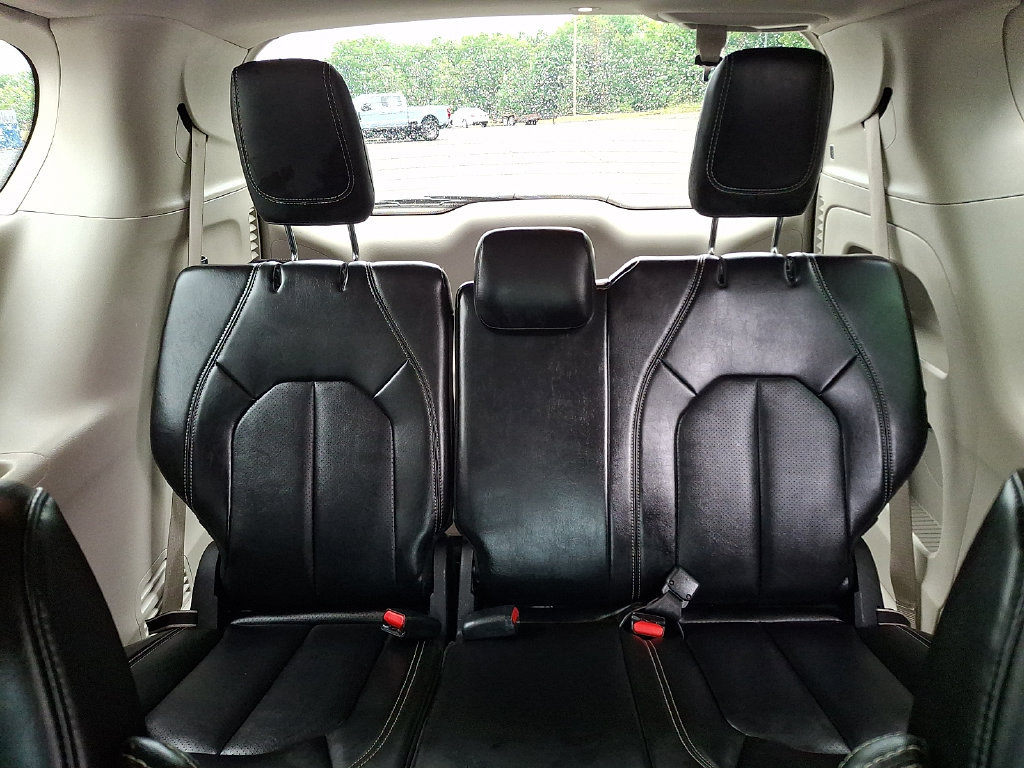 Used 2024 Chrysler Pacifica Touring-L FWD image 14