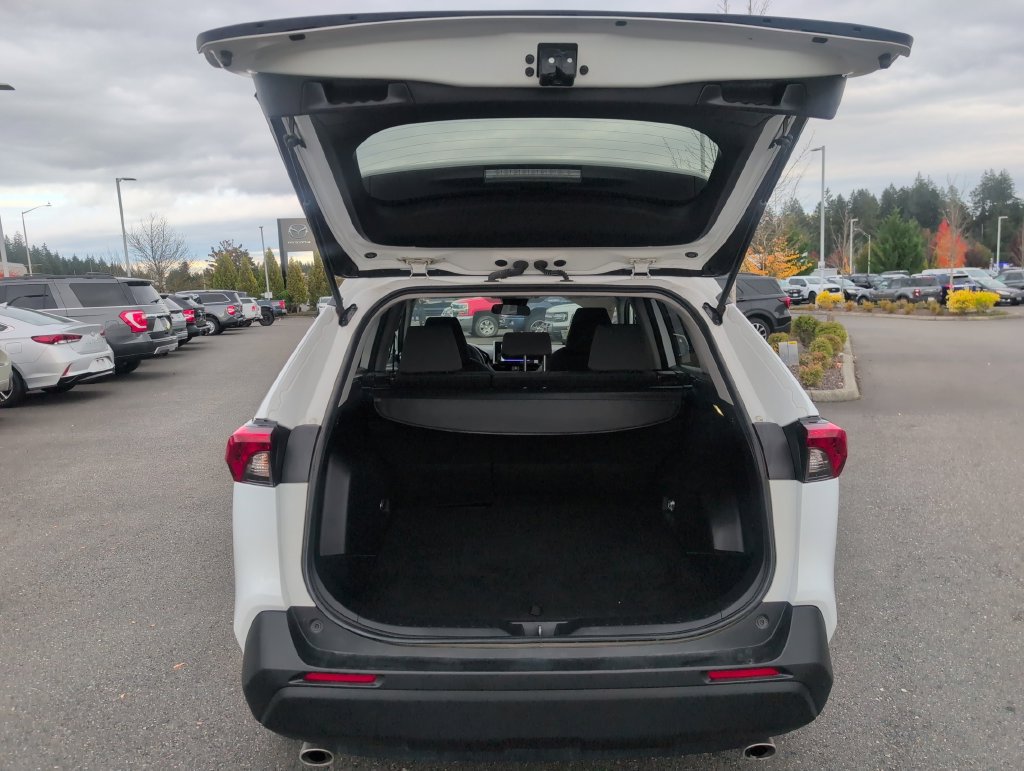 Used 2025 Toyota RAV4 XLE AWD/4WD image 32
