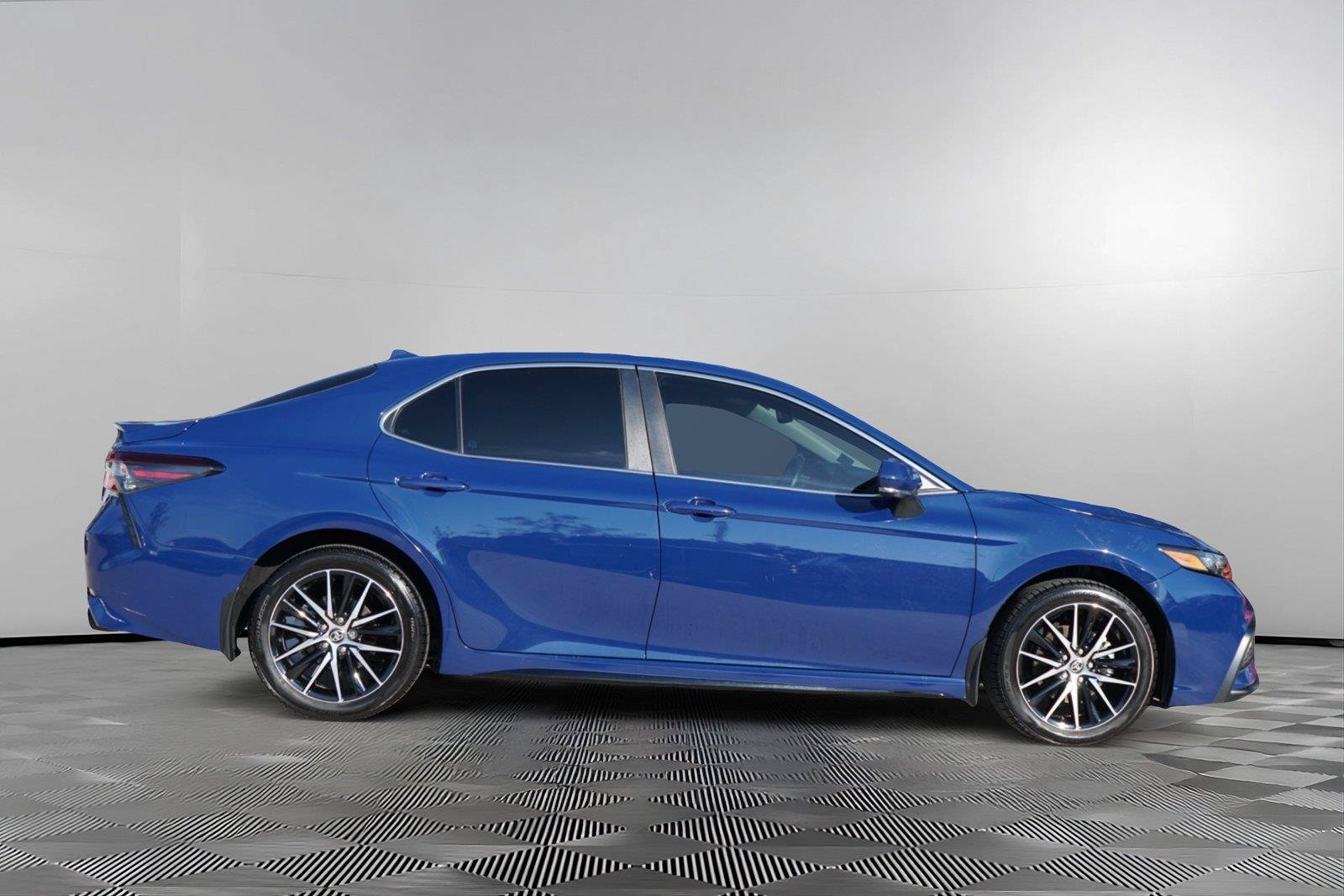 Used 2024 Toyota Camry SE FWD image 4