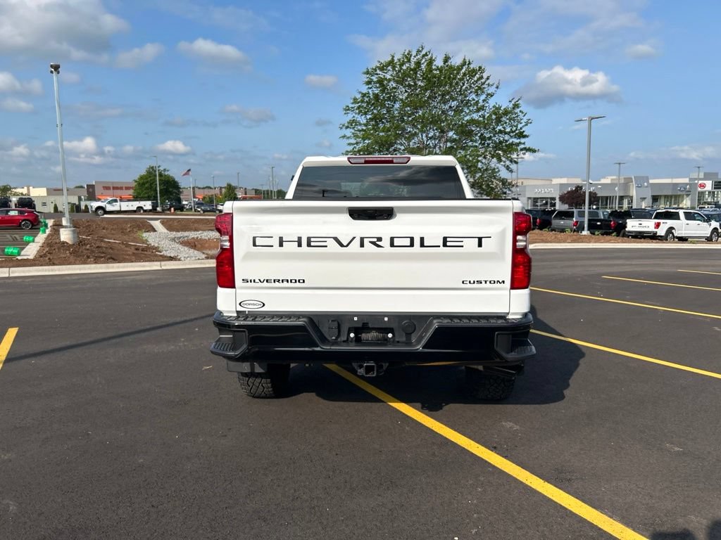 Used 2025 Chevrolet Silverado 1500 Custom Trail Boss w/ Dark Appearance Package AWD/4WD image 8