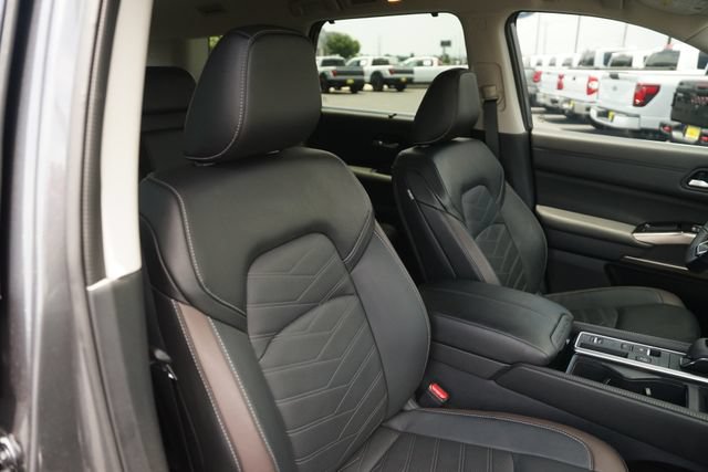 Used 2025 Nissan Pathfinder Platinum w/ Cargo Package FWD image 20