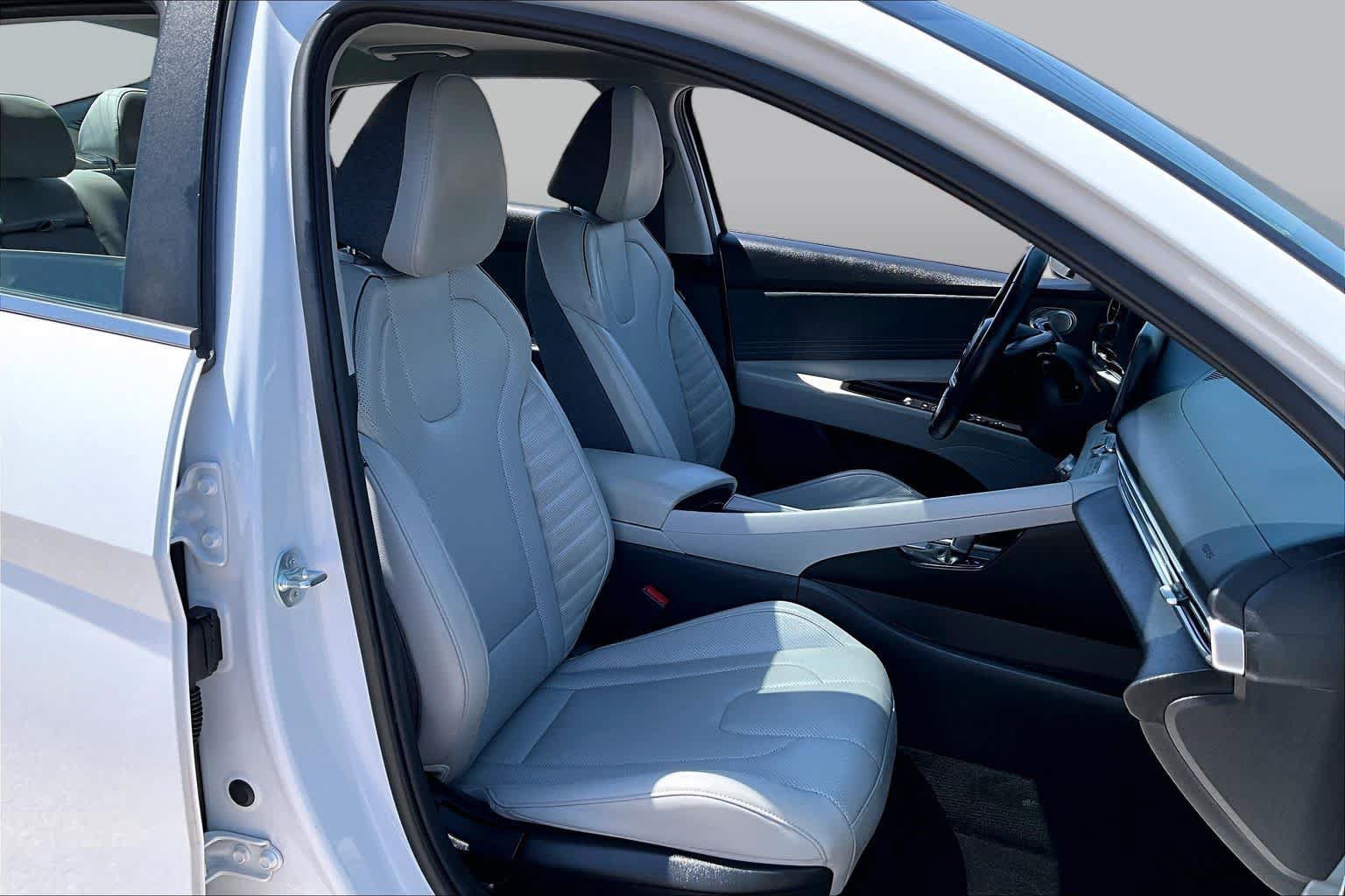 Used 2025 Hyundai Elantra Limited FWD image 9