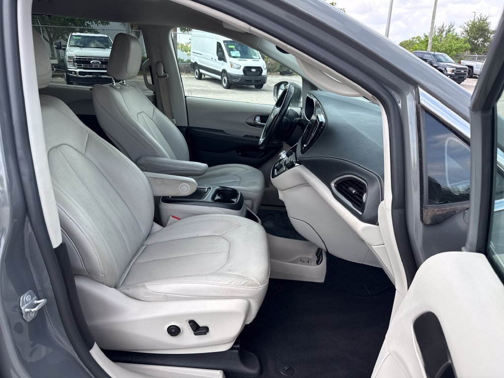 Used 2021 Chrysler Pacifica Touring-L FWD image 25