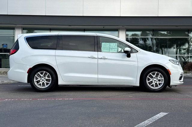 Used 2023 Chrysler Pacifica Touring-L image 4