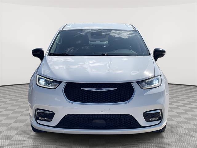 Used 2024 Chrysler Pacifica Touring-L FWD image 4