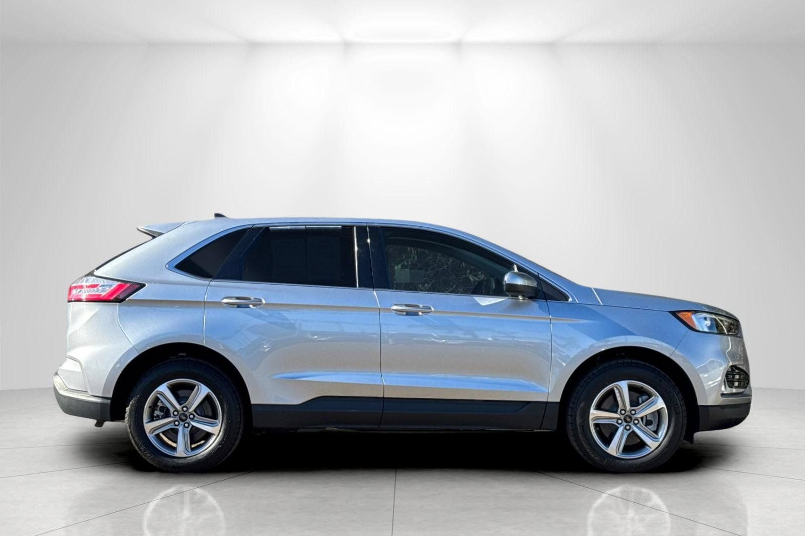 Certified 2024 Ford Edge SEL w/ Convenience Package AWD/4WD image 2