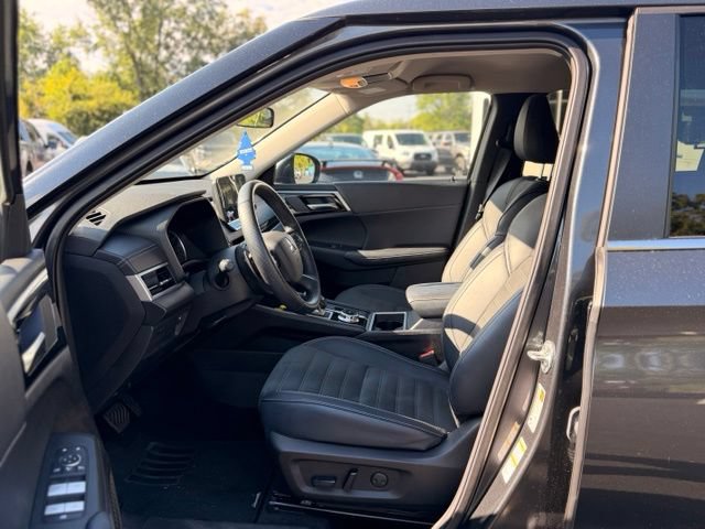 Used 2024 Mitsubishi Outlander AWD image 14