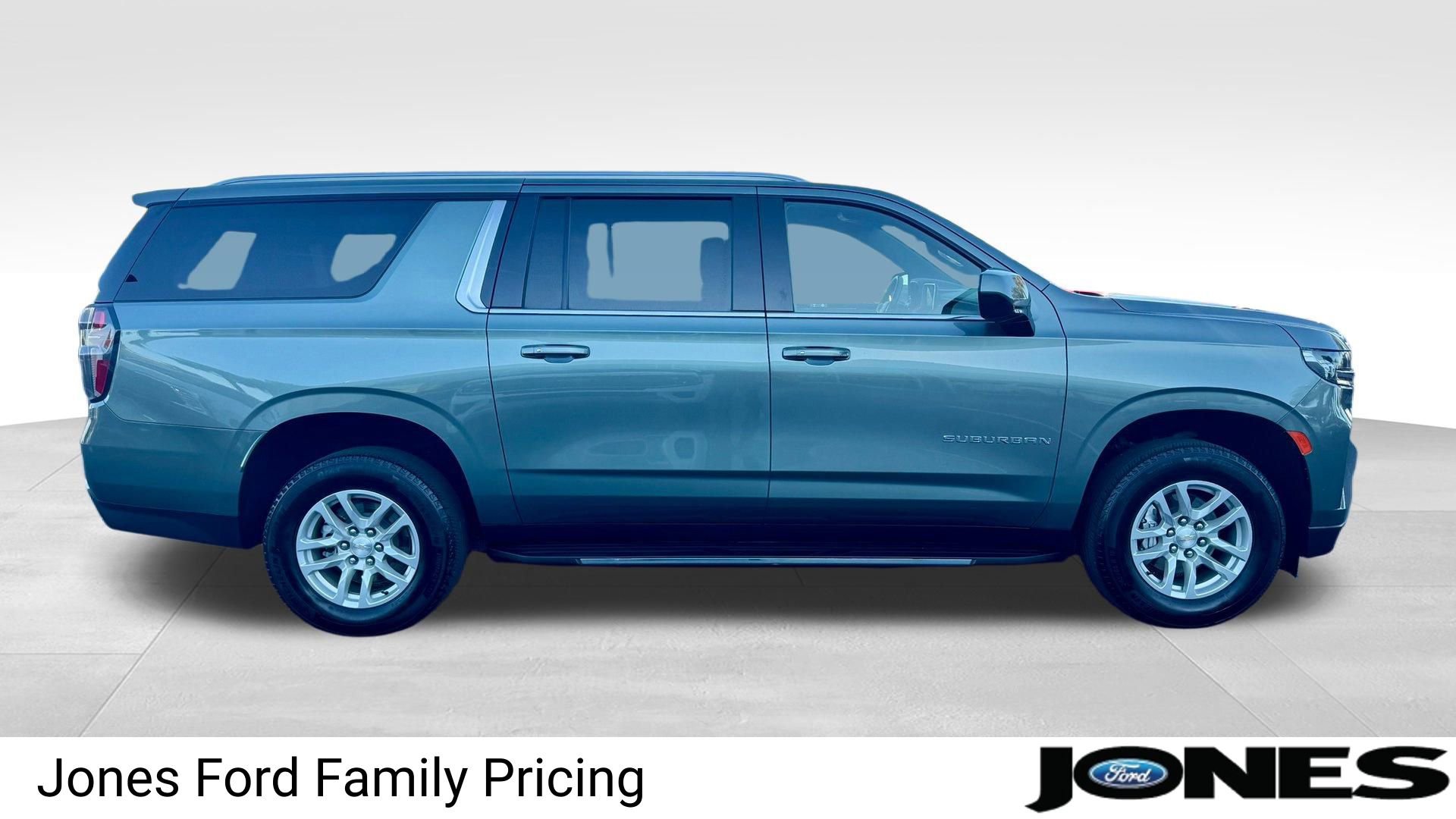 Used 2024 Chevrolet Suburban LT image 3