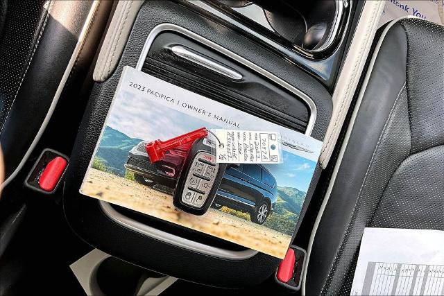 Used 2023 Chrysler Pacifica Limited FWD image 11