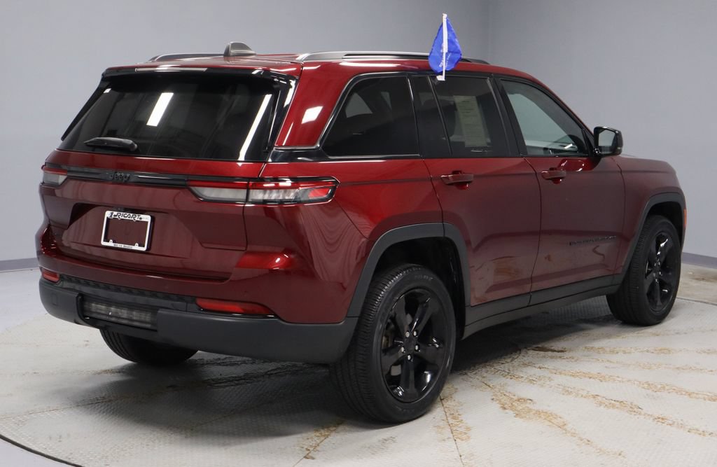 Used 2023 Jeep Grand Cherokee Altitude AWD/4WD image 12