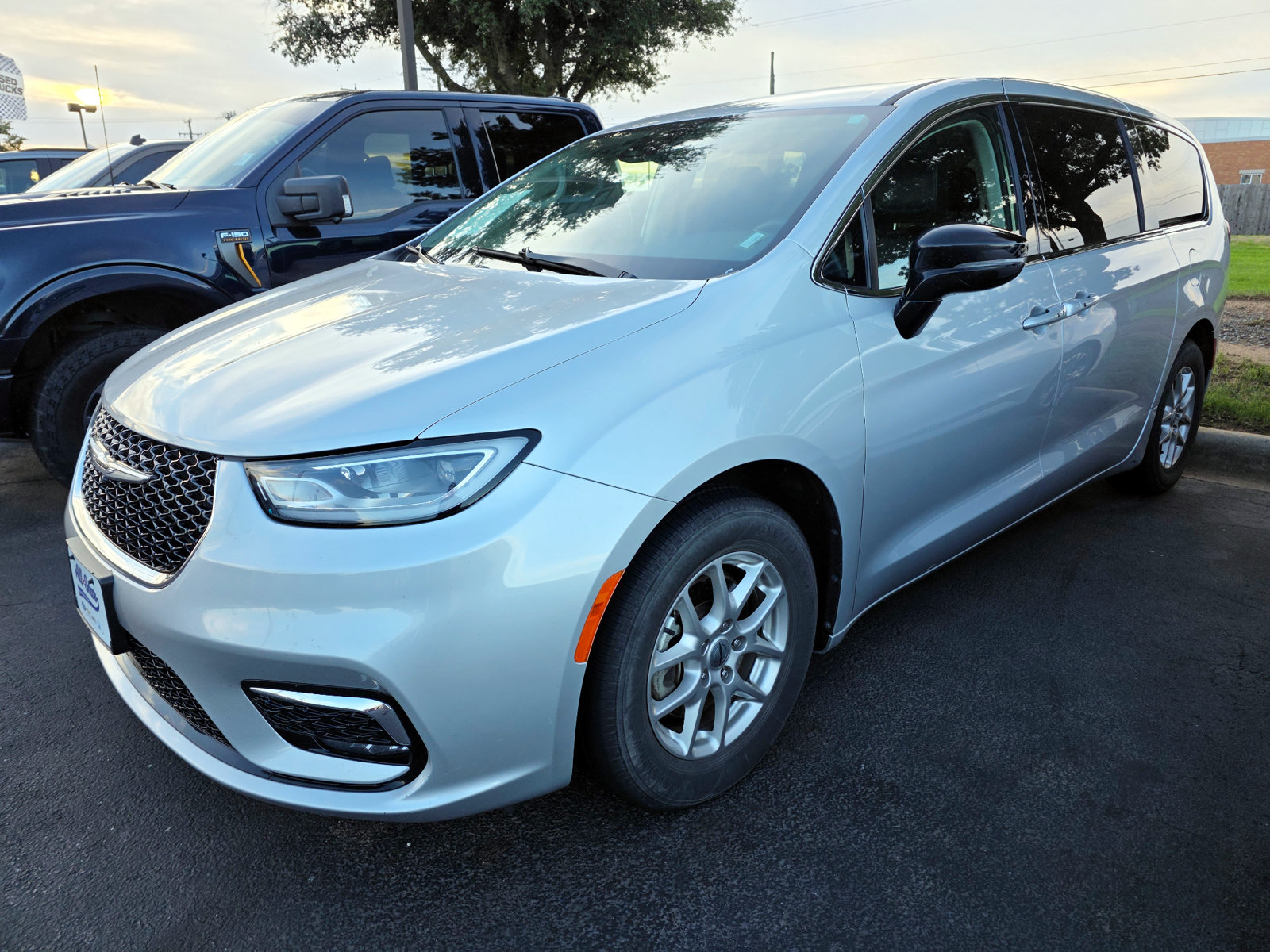 Used 2024 Chrysler Pacifica Touring-L