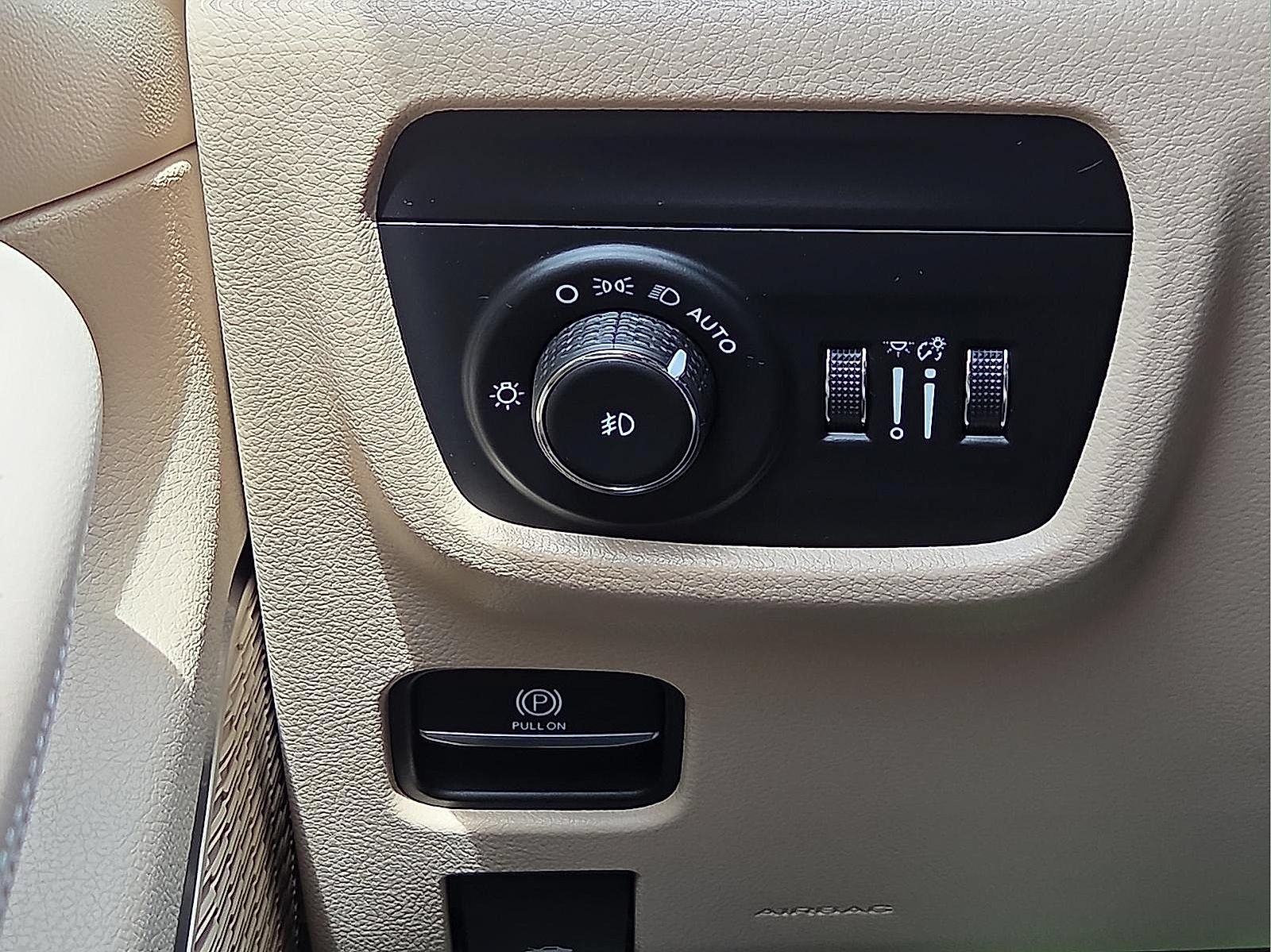 Used 2023 Jeep Grand Cherokee Limited w/ Luxury Tech Group II AWD/4WD image 19