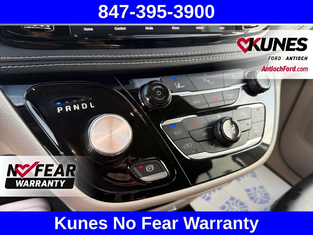 Used 2023 Chrysler Pacifica Touring-L FWD image 32