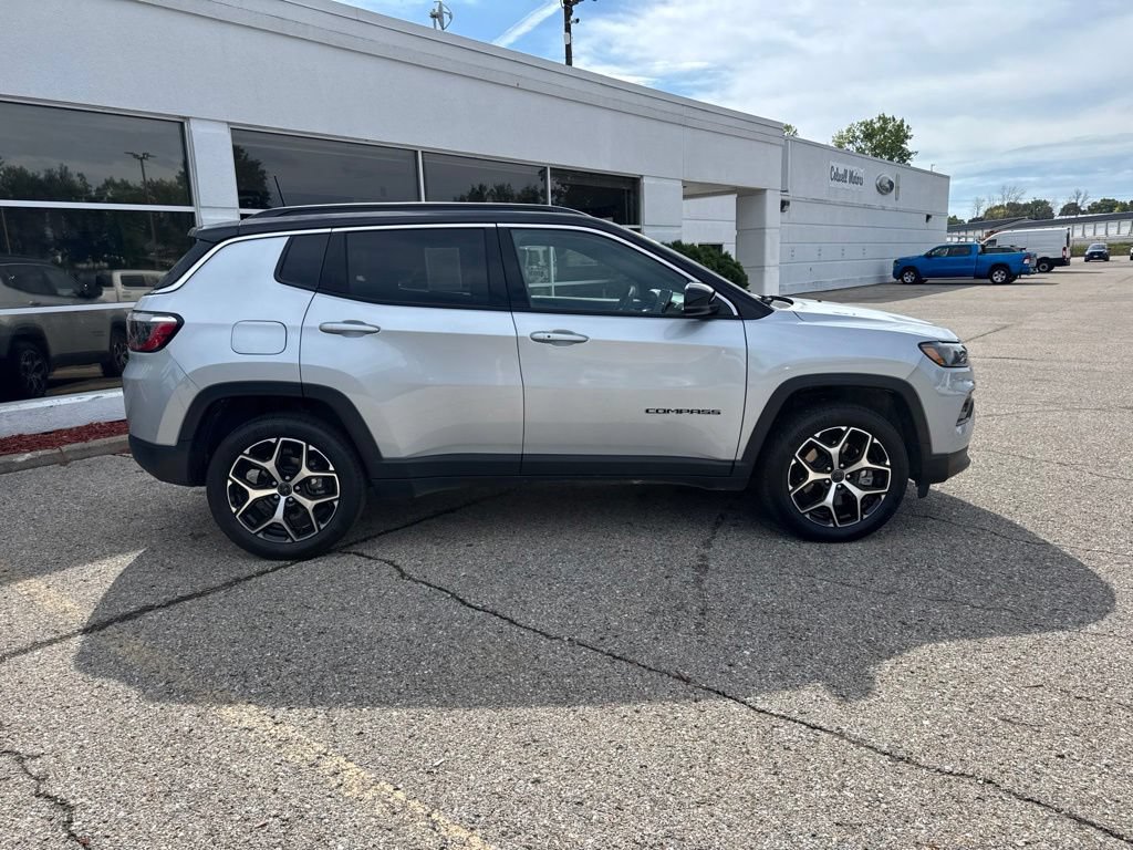 Used 2025 Jeep Compass Limited AWD/4WD image 2