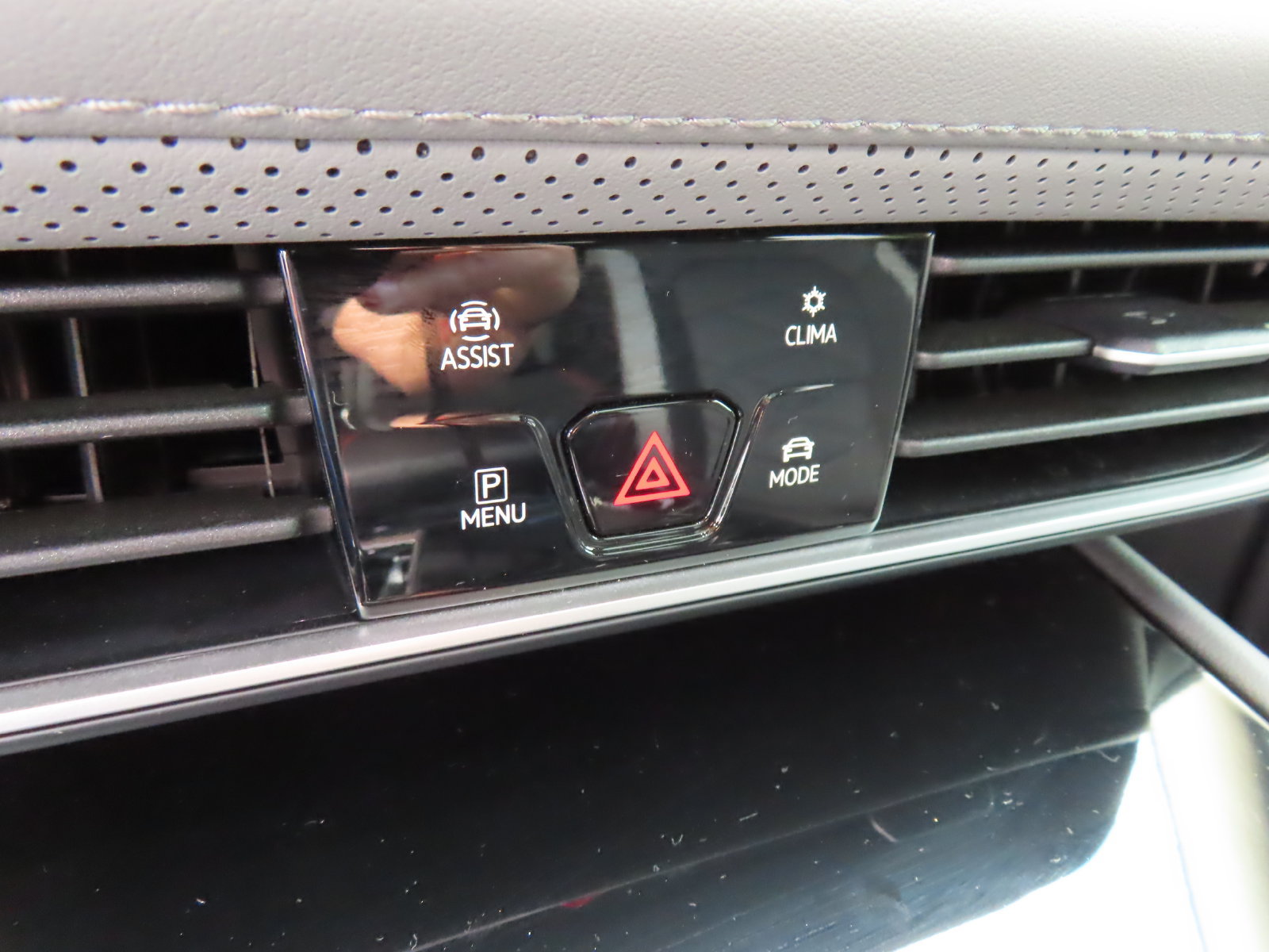 Used 2025 Volkswagen Atlas Peak Edition SE AWD/4WD image 27