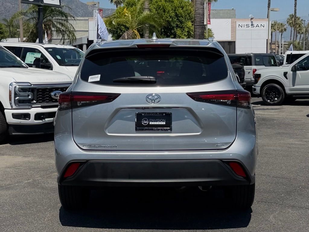 Used 2025 Toyota Highlander XLE FWD image 7