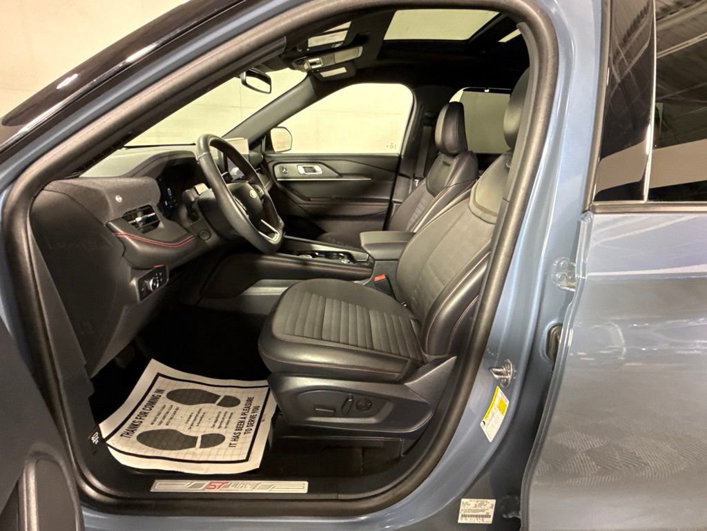 Certified 2025 Ford Explorer ST-Line w/ Premium Package AWD/4WD image 15