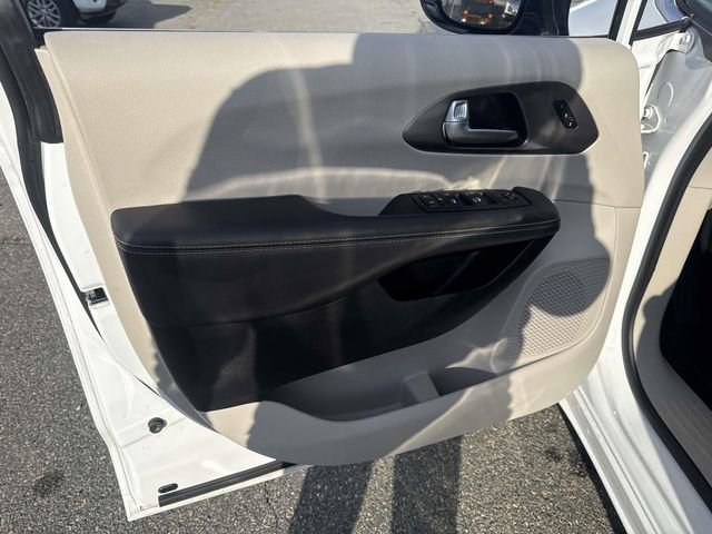 Used 2024 Chrysler Pacifica Touring-L image 24