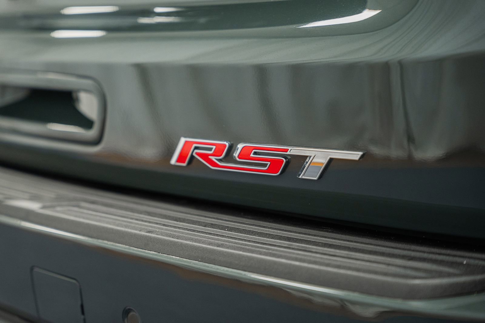 Used 2025 Chevrolet Suburban RST w/ Advanced Technology Package image 9