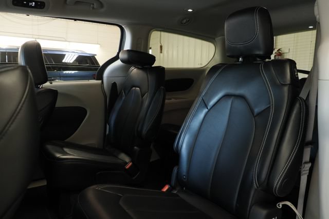 Used 2024 Chrysler Pacifica Touring-L FWD image 30