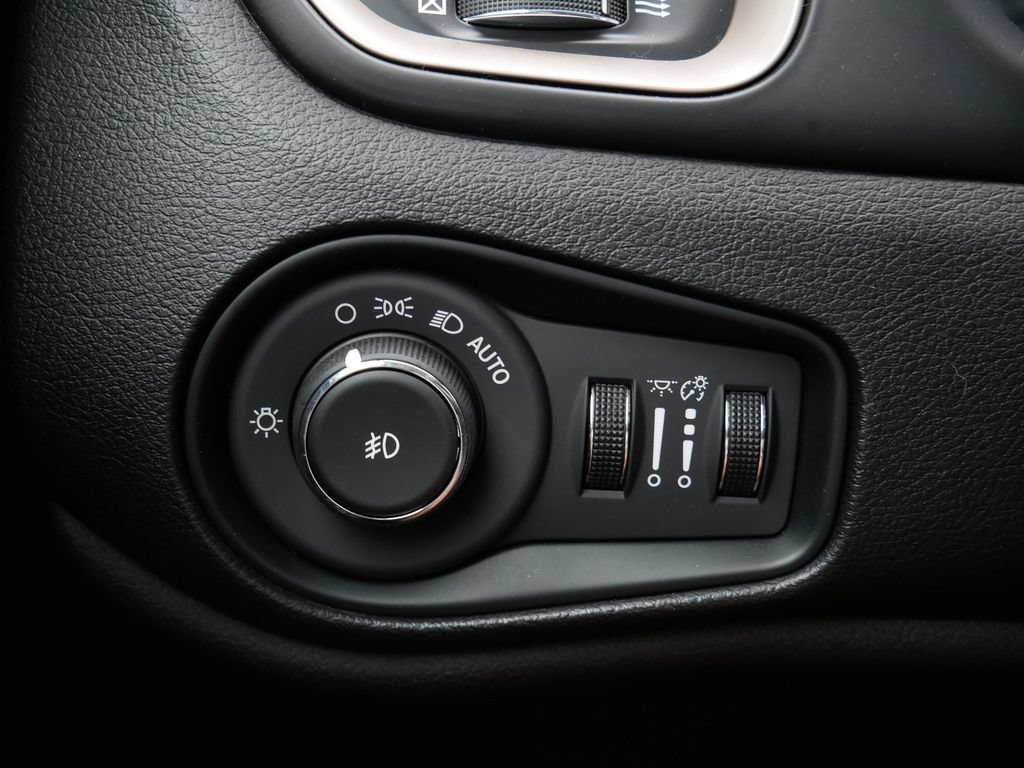 Used 2017 Jeep Renegade Latitude w/ Popular Equipment Group AWD/4WD image 16