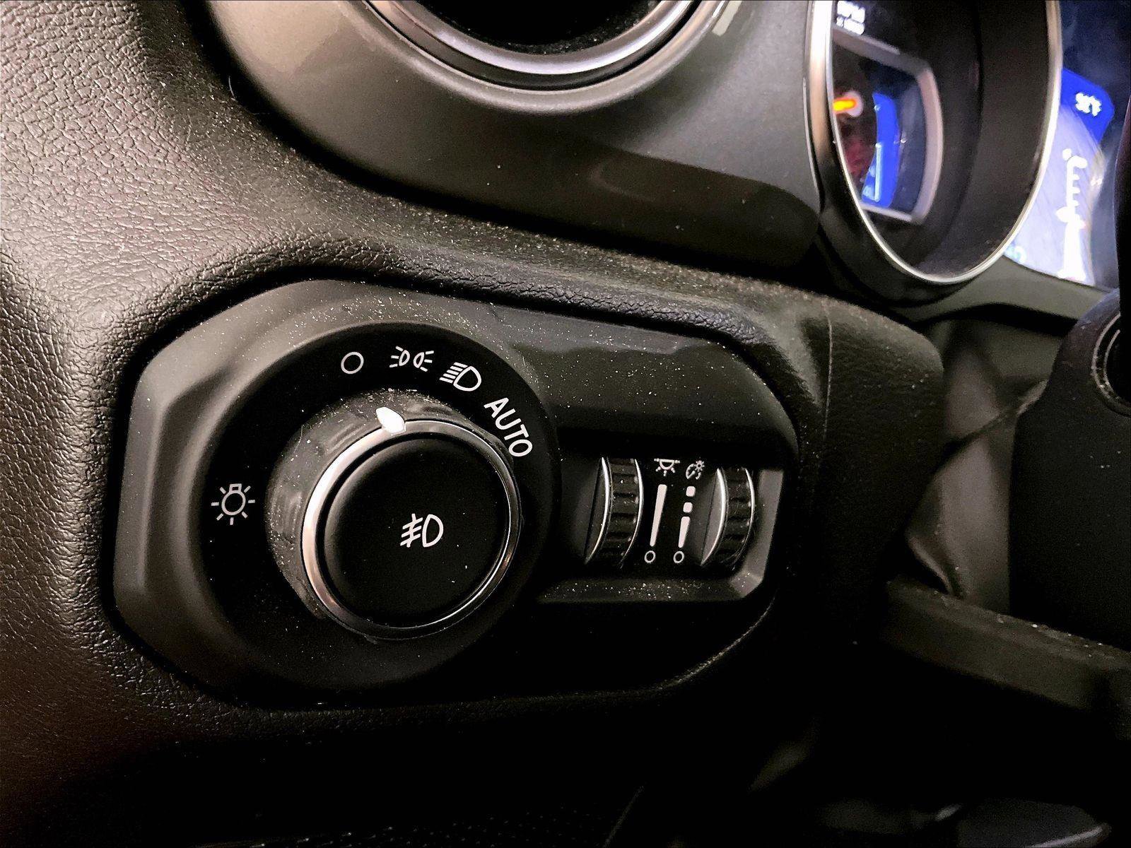 Used 2022 Jeep Wrangler Unlimited Sahara w/ LED Lighting Group AWD/4WD image 30