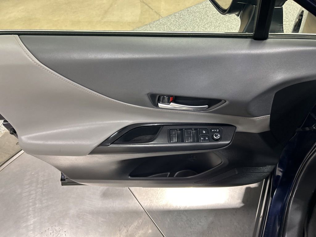 Used 2022 Toyota Venza LE image 13