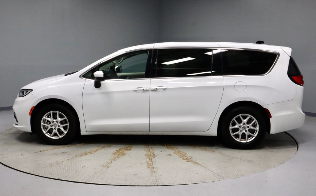 Used 2023 Chrysler Pacifica Touring-L image 2
