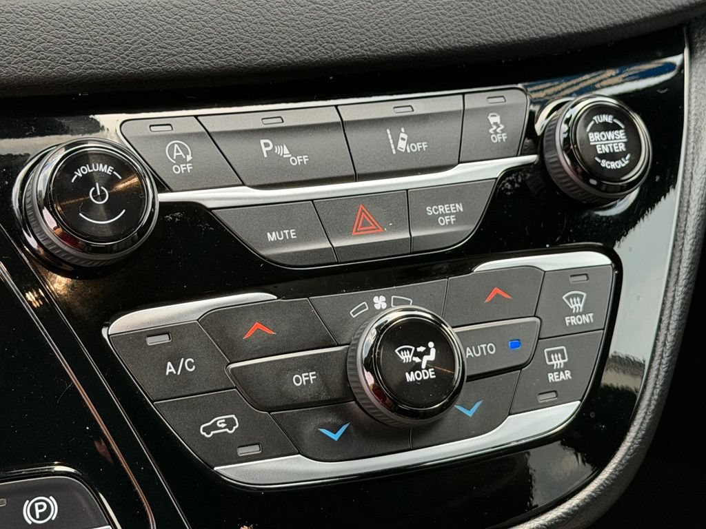 Used 2025 Chrysler Pacifica Select FWD image 16