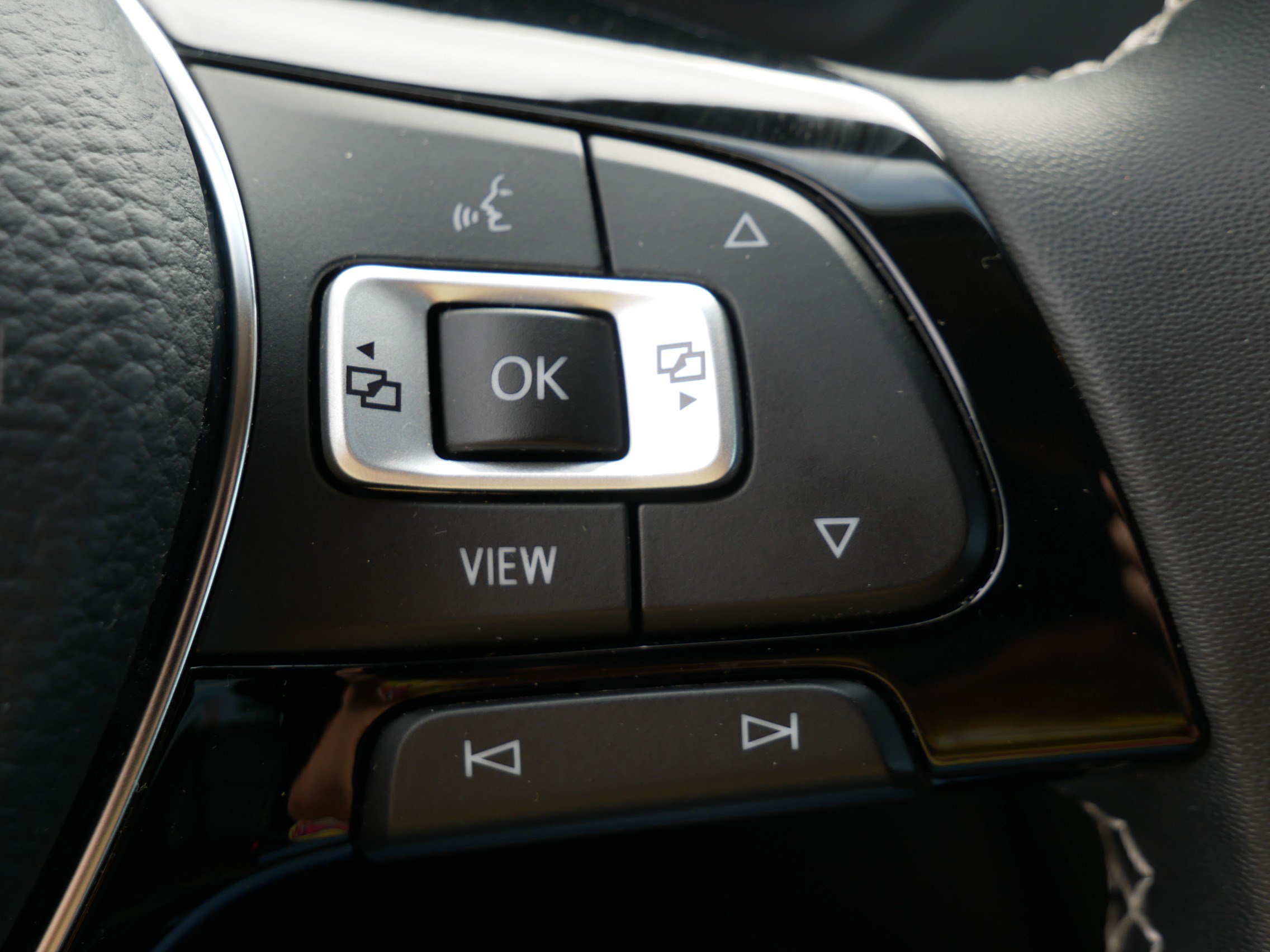 Used 2021 Volkswagen Tiguan SE AWD/4WD image 24
