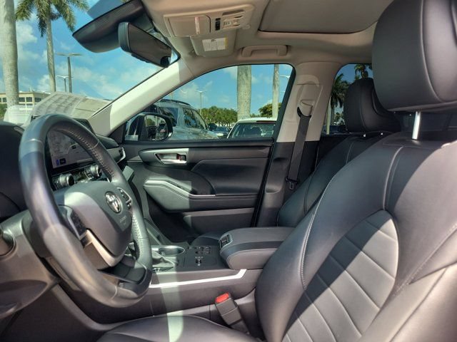 Used 2023 Toyota Highlander XLE FWD image 29