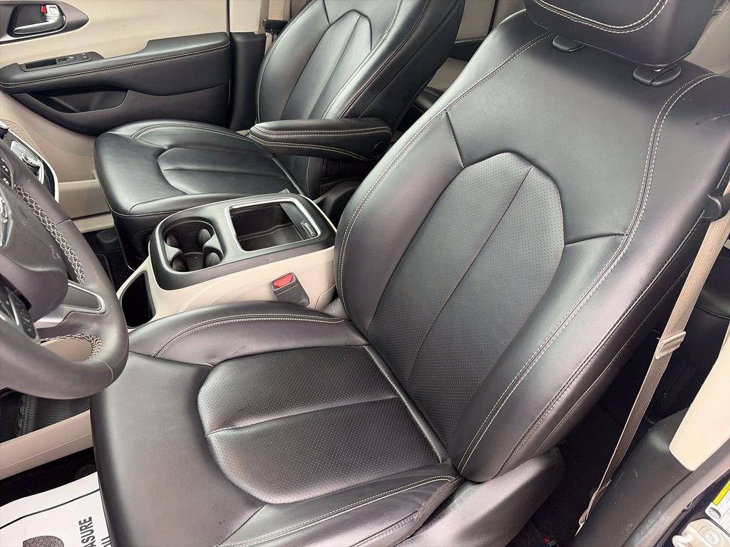 Used 2023 Chrysler Pacifica Touring-L FWD image 12