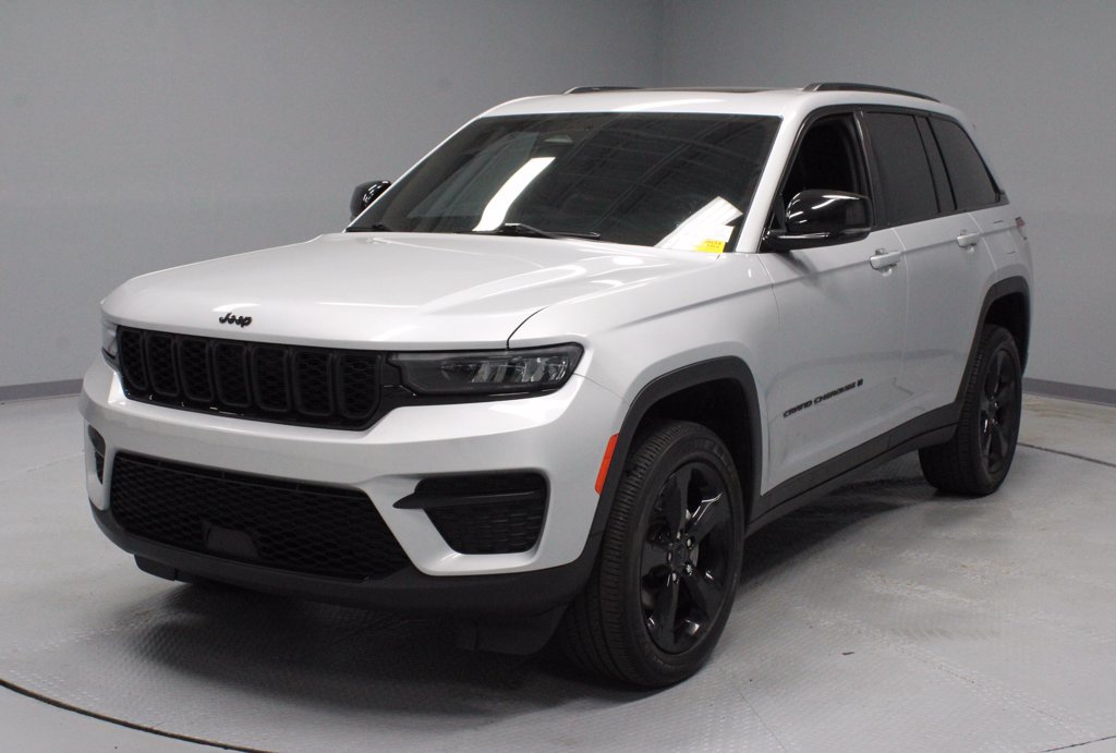 Used 2023 Jeep Grand Cherokee Altitude AWD/4WD image 6