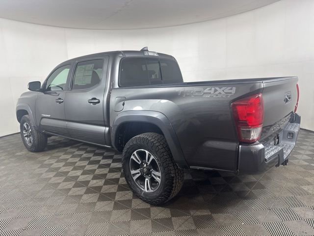 Used 2017 Toyota Tacoma TRD Sport AWD/4WD image 3
