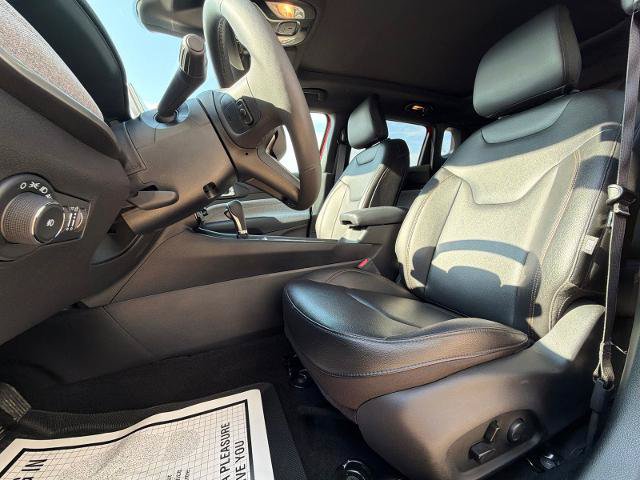 Used 2024 Jeep Compass Latitude w/ Sun and Sound Group AWD/4WD image 13