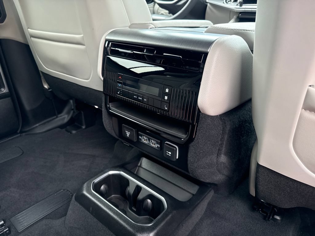 Used 2025 Jeep Wagoneer L Series II AWD/4WD image 27