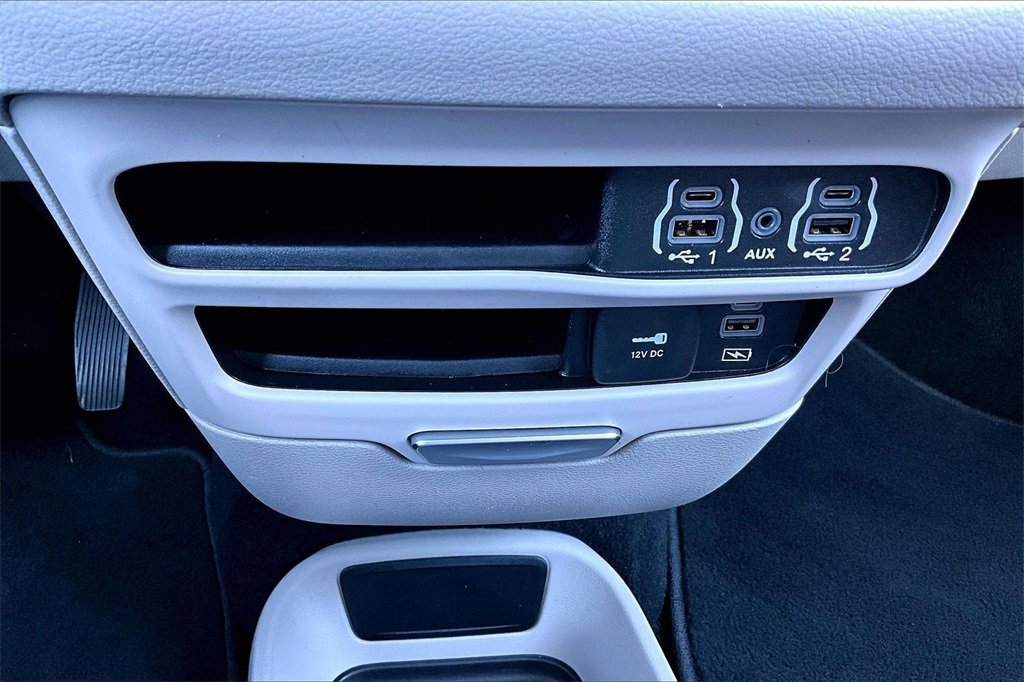 Used 2022 Chrysler Pacifica Touring-L image 33