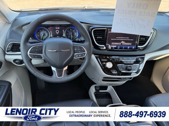 Used 2024 Chrysler Pacifica Touring-L FWD image 15
