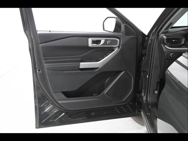 Certified 2023 Ford Explorer XLT w/ Equipment Group 202A AWD/4WD image 4