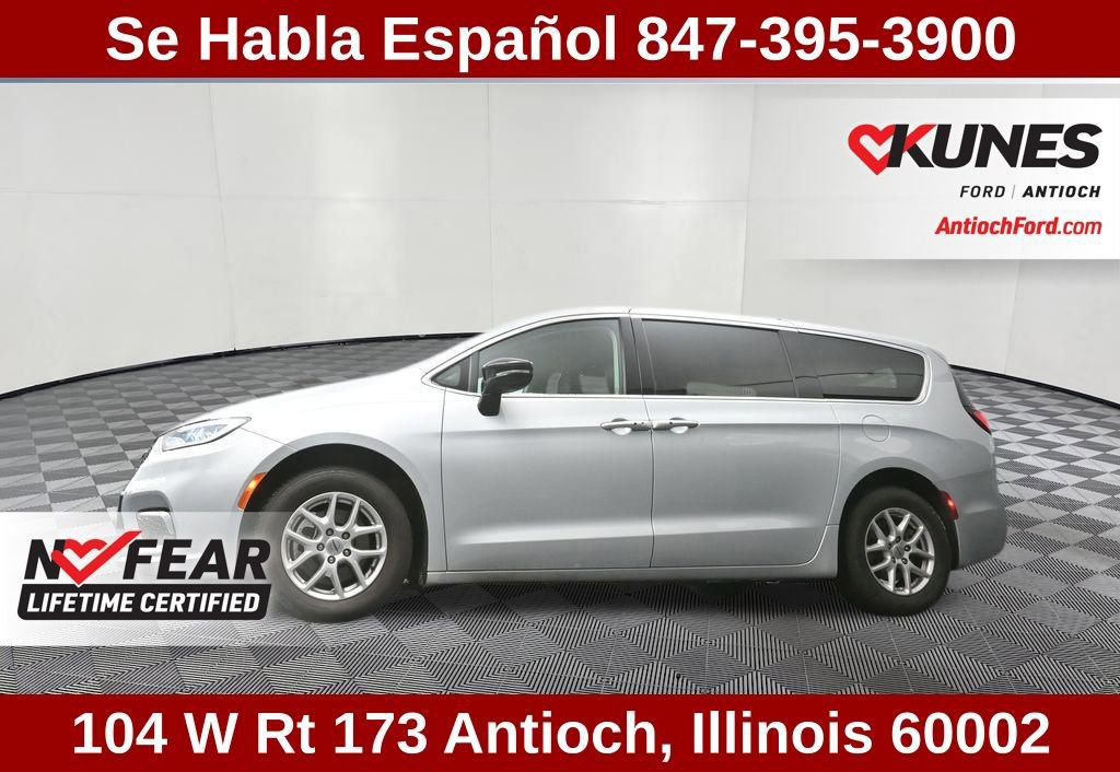 Used 2024 Chrysler Pacifica Touring-L image 7