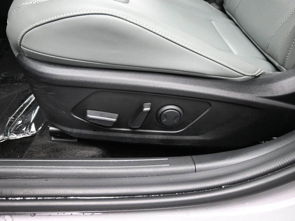 Used 2024 Hyundai Elantra Limited image 38