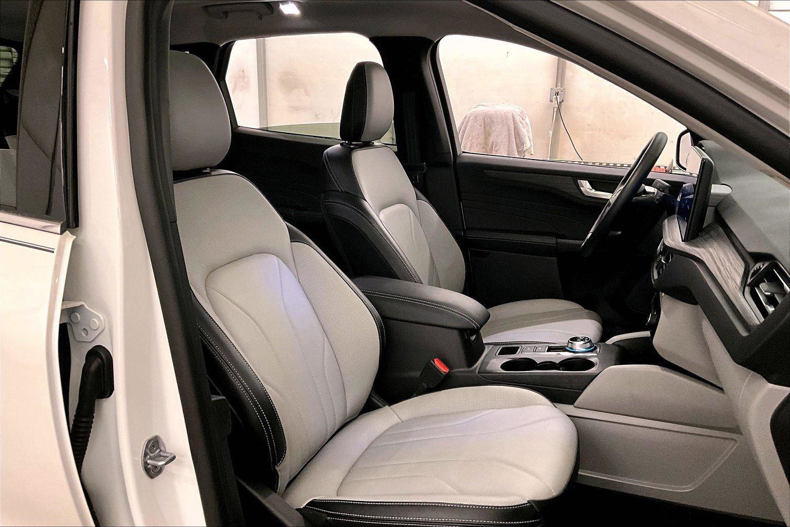 Certified 2025 Ford Escape SE w/ PHEV Premium Package image 9