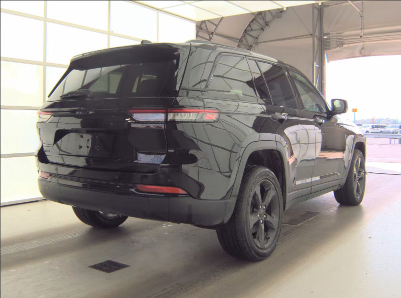 Used 2023 Jeep Grand Cherokee Altitude AWD/4WD image 2