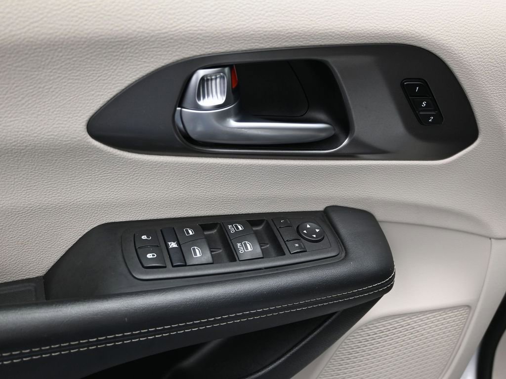 Used 2024 Chrysler Pacifica Touring-L image 14