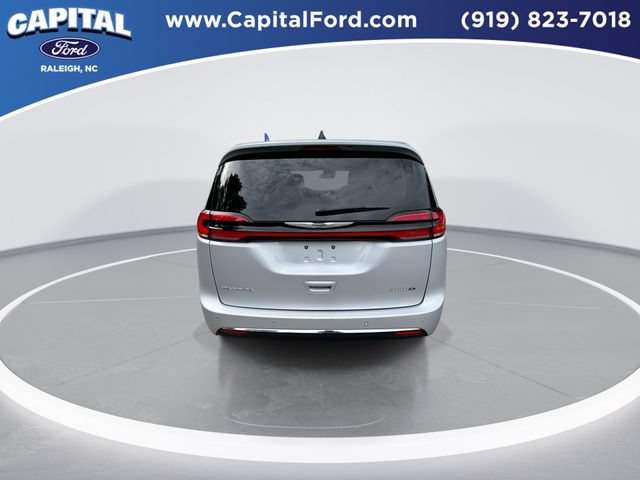 Used 2024 Chrysler Pacifica Touring-L FWD image 7