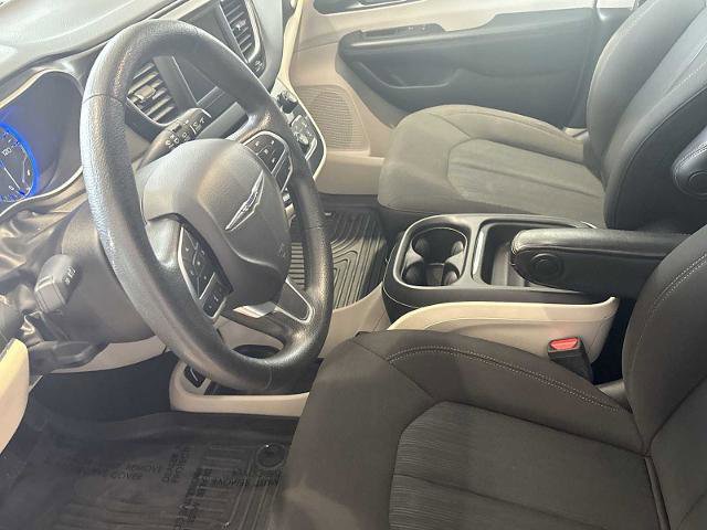 Used 2020 Chrysler Pacifica Touring image 23