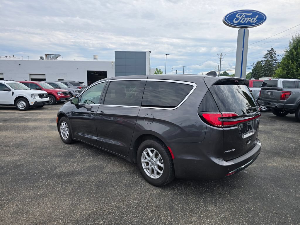 Used 2023 Chrysler Pacifica Touring-L FWD image 3