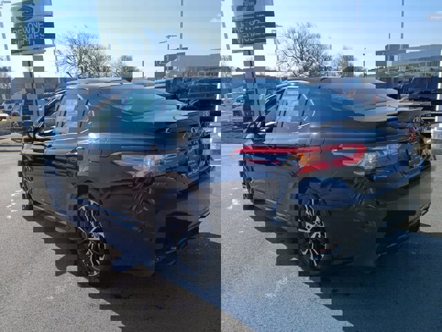 Used 2019 Toyota Camry SE image 2